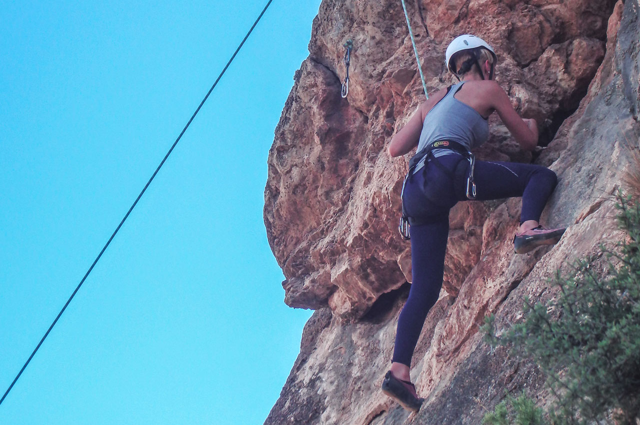 mujer practicando escalada