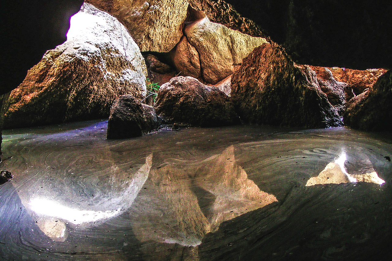 poza de agua en la cueva de los apas