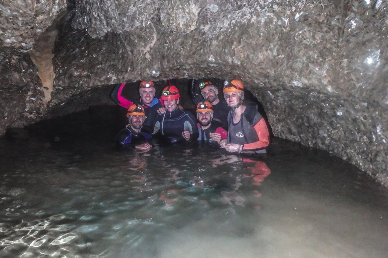 grupo de personas en la cueva del agua