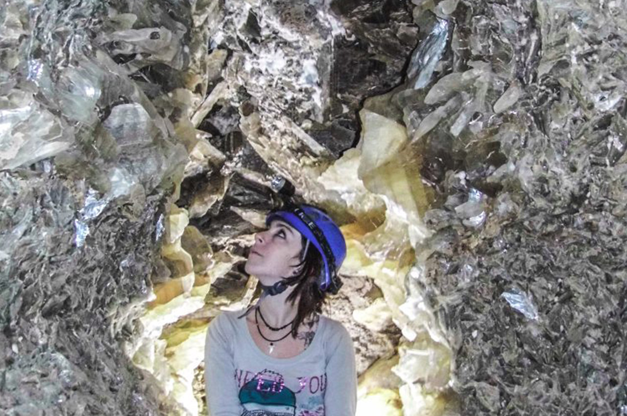 chica mirando las formaciones rocosas en la cueva del tesoro